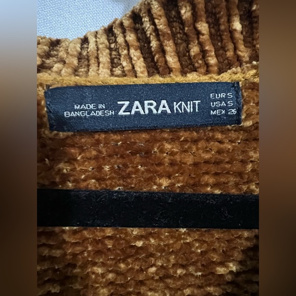 Zara knit Cozy V-Neck Sweater in Gold - Picture 3 of 4